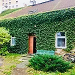 Apartment In Ivy Covered House, Near Old Town